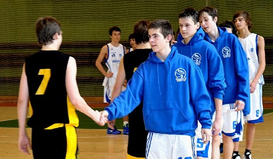 Patnáctiletí basketbalisté Sokola praského (v modrobílé) po zápase s