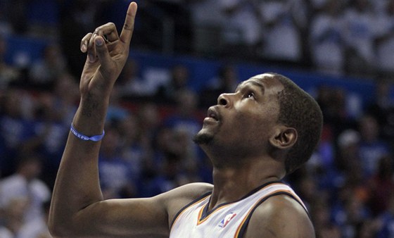 DEJ MI SÍLU. Kevin Durant z Oklahoma City Thunder ped utkáním s Los Angeles