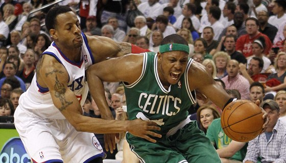 Paul Pierce z Bostonu uniká Andremu Iguodalovi z Philedelphie.