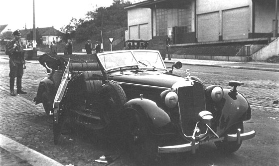 Heydrichův mercedes těsně po atentátu