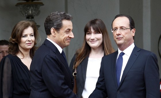 Odcházející francouzský prezident Nicolas Sarkozy a jeho nástupce Francois...