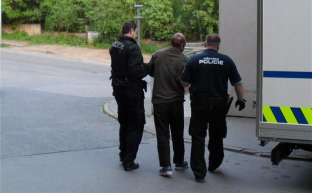 Problémů s bezdomovci přibývá. Nedávejte jim peníze, žádají v Rožnově