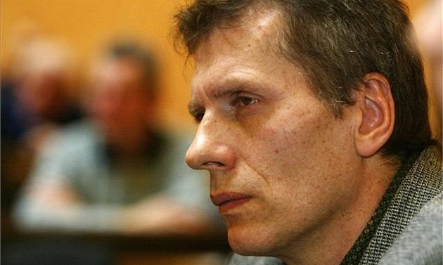 P�edsedkyn� KPV Nad�da Kavalírová je podle Hu�ína pov�stnou �ábou na prameni.