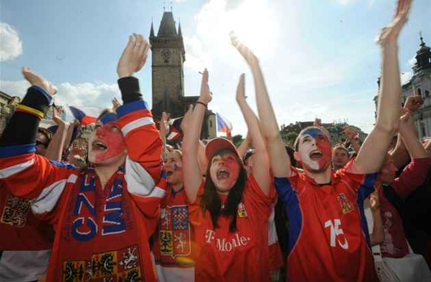 Hokejoví fanouci si na Staromstském námstí uívali ampionát i minulý rok.