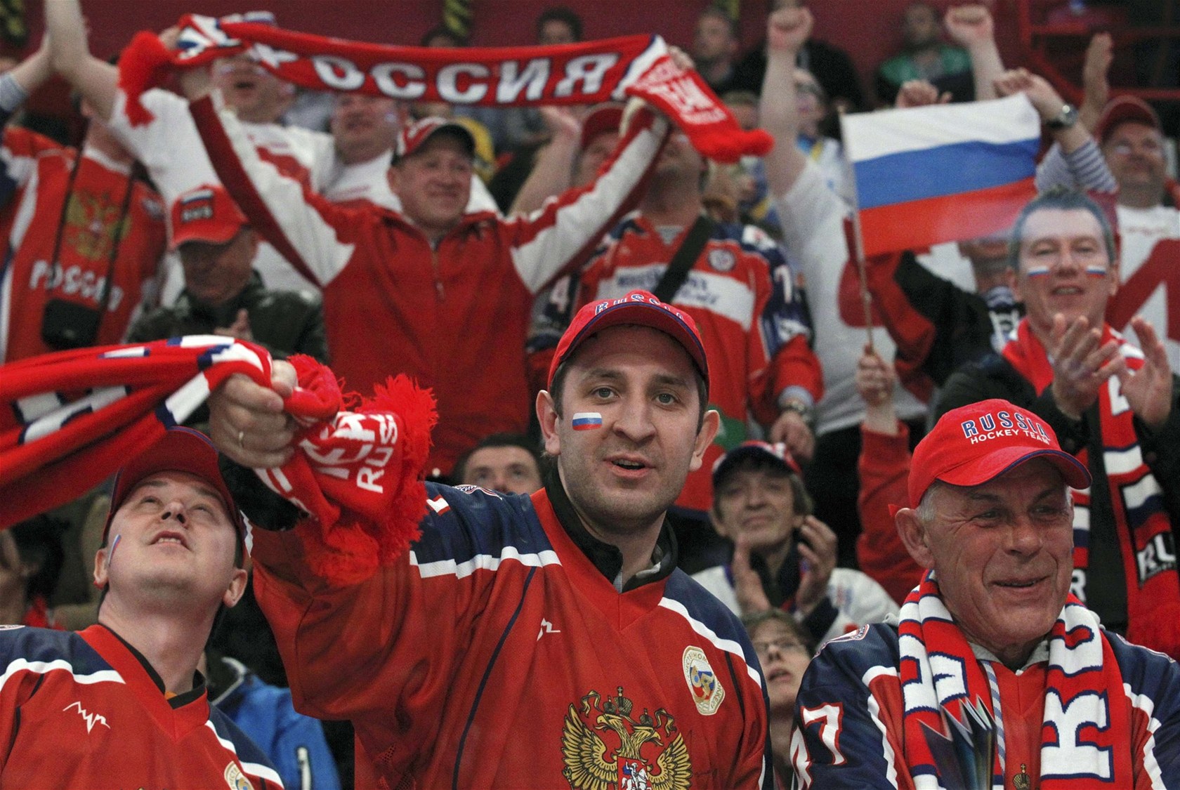 Ru�tí fanou�ci povzbuzují své hokejisty v hledi�ti p�i mistrovství sv�ta