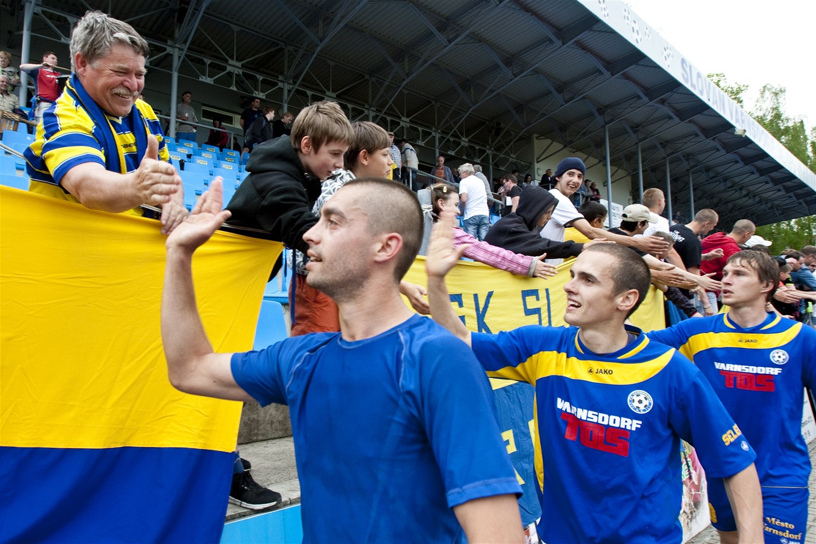Fotbalisté Varnsdorfu se zdraví s diváky.
