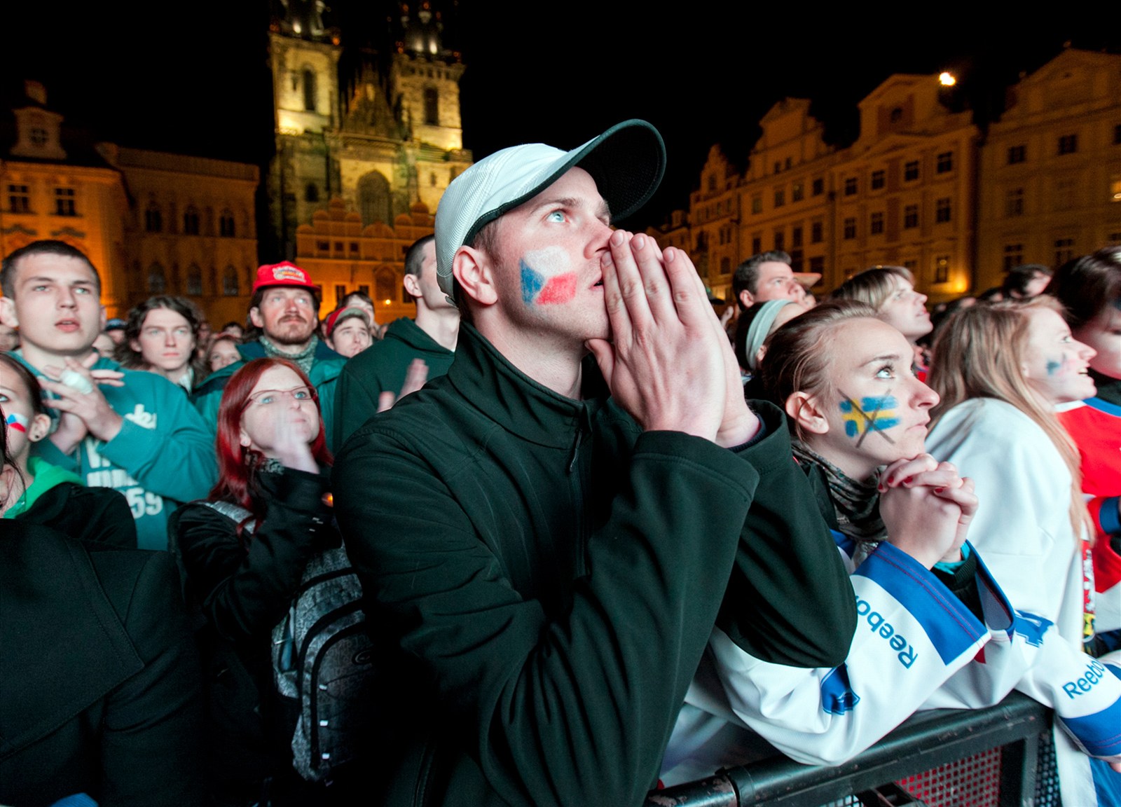 Zatímco fanou�ci na Starom�stském nám�stí v Praze s nap�tím sledovali �tvrtfinále proti �védsku a postup hokejist� oslavili, sázka�i na �eském vít�zství prod�lali peníze.
