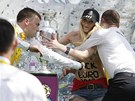 Aktivistky z hnutí Femen se pokusily v Kyjev ukrást trofej pro vítze ME ve