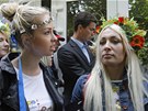 Aktivistky z hnutí Femen pichází k soudu v  Kyjev. Za prsaté protesty jim