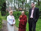 Lama Gonsar Rinpohe parkem provedl libereckou primátorku Martinu Rosenbergovou