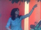 Manelka Davida Ratha Eva zavírá gará v dom v Hostivici (15. kvtna 2012).