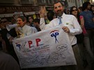 Desetitisíce lidí v maskách panlského premiéra Mariana Rajoye a jeho...