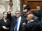 Poslanci ecké neonacistické strany Zlatý úsvit pili na první zasedání