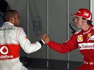 Lewis Hamilton (vlevo) a Fernando Alonso po kvalifikaci na Velkou cenu