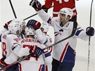 Francouztí hokejisté oslavují vstelený gól do branky výcarska.