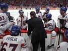 TIME-OUT. etí hokejisté se radí s trenérem Aloisem Hadamczikem, jak na Rusy.