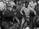 Vdce povstalc v Bangladéi muí zajatce ped tím, ne je popravili. (1971)