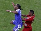 Didier Drogba z Chelsea (vlevo) bojuje o mí s Jeromem Boatengem z Bayernu ve