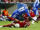 Salomon Kalou z Chelsea (v modrém) se skácel ped Thomase Müllera z Bayernu ve