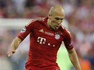 Arjen Robben z Bayernu Mnichov ongluje s míem ve finále fotbalové Ligy mistr.