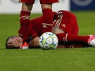 Frank Ribery z Bayernu Mnichov se svíjí na trávník po zákroku ve finále