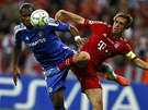 Didier Drogba z Chelsea (vlevo) se pere o balon Philippem Lahmem z Bayernu ve...