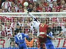 Gólman Chelsea Petr ech musel zasahovat po akci Bayernu ve finále fotbalové
