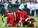 Fotbalisté Bayernu slaví gól, který vstelili Petru echovi, gólmanovi