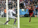 Thomas Müller z Bayernu vyslal hlavou mí za záda gólmana londýnské Chelsea
