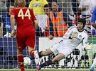 Branká Chelsea Petr ech chytil penaltu ve finále fotbalové Ligy mistr s