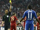 Dider Drogba z Chelsea si vyslouil lutou kartu za faul na Franka Riberyho z