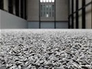 Aj Wej-wej vystavil v londýnské Tate Modern slunenicová semínka z porcelánu