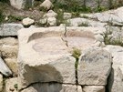 Mohutný kruhový oltá má prmr tém dva metry a vysoký byl ti metry....