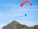Paraglidisté nad stediskem Verbier nabízejí i tandemové lety, kolem vrcholk