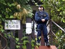 Policisté stojí ped domem Davida Ratha (SSD) ve stedoeské Hostivici (15....