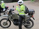 Policisté mli pi zátahu v Beskydech k dispozici i terénní motocykly.