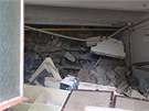 Kamion vjel v Líp nad Orlicí do neobývané ásti domu (17.5.2012)