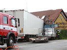 Kamion vjel v Líp nad Orlicí do neobývané ásti domu. Hasii z vozu...
