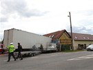 Kamion vjel v Líp nad Orlicí do neobývané ásti domu. Hasii z vozu