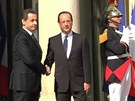 Hollande stídá Sarkozyho v Elysejském paláci.