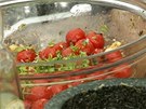 Do salátu z grilovaných rajátek pidejte jet erstv nasekanou zelenou...