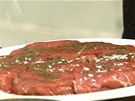 Namarinované steaky ped grilováním jet osolte a opepete. 