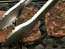 Steaky se snate grilovat na jedno otoení.