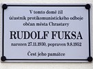 Cedulka pipomínající Rudolfa Fuksu visí na budov eské spoitelny v Chrastav.