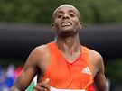 V CÍLI. Praský maraton vyhrál etiopský vytrvalec Deressa Chimsa.