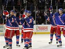 Hokejisté New York Rangers se radují z výhry nad New Jersey.