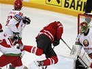 Kanadský hokejista Evander Kane padá ped bloruskou brankou.