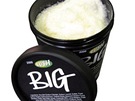 Hutný ampón Big od Lush obsahuje 50 procent moské soli a dále výluh z