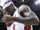 LeBron James z Miami Heat se drí za obliej po úderu od protihráe z New Yorku