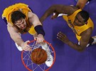 Pau Gasol z LA Lakers smeuje proti Denveru, jistí ho spoluhrá Metta World
